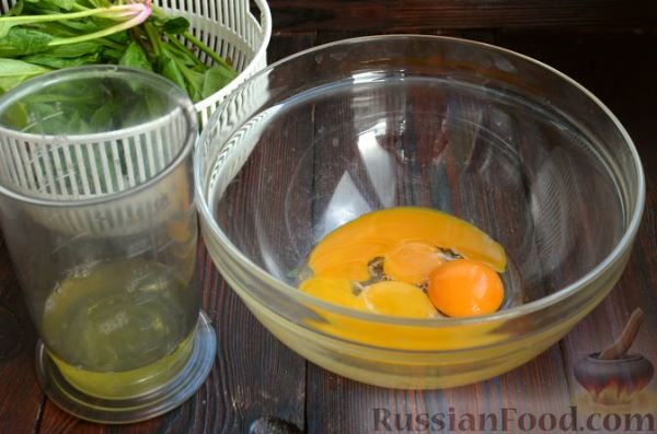 Шпинатный рулет с сёмгой и сливочным сыром