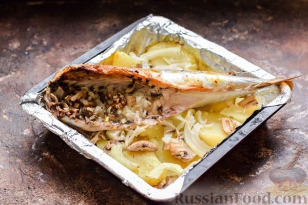 Скумбрия, запечённая с грибами и картошкой