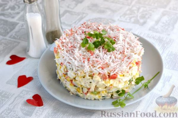 Салат с крабовыми палочками, плавленым сыром, яйцами и зелёным луком