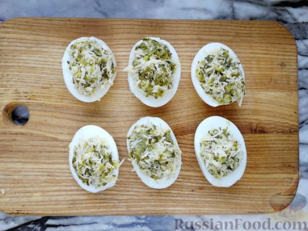 Закусочные маффины с маринованными огурцами, отварными яйцами и сыром