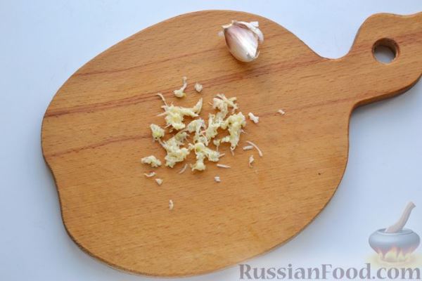 Салат с крабовыми палочками, плавленым сыром, яйцами и зелёным луком