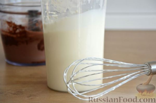 Муссовый шоколадно-творожный торт с печеньем и глазурью (без выпечки)