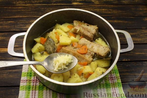 Жаркое из свиных рёбрышек и картофеля