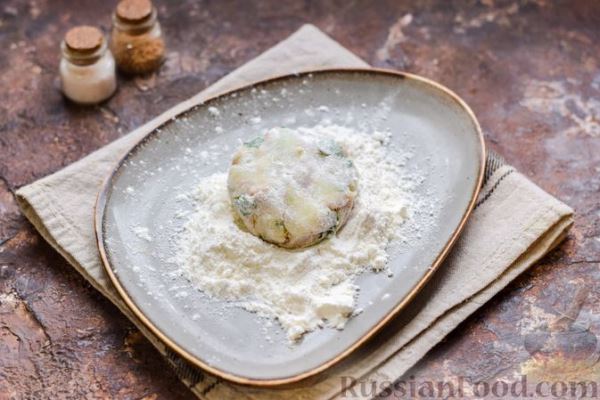 Картофельные котлеты с консервированным тунцом, сыром и зеленью