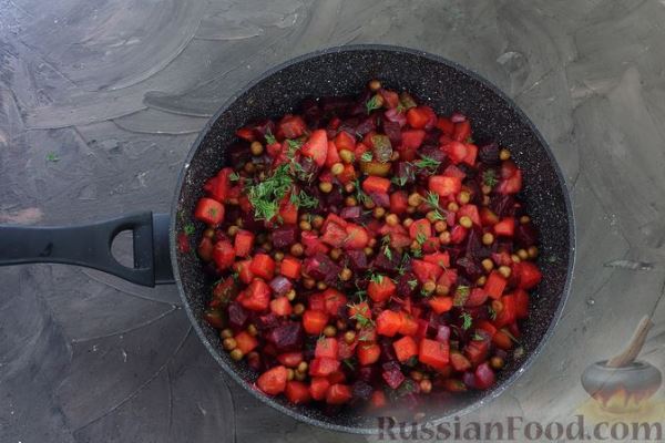 Винегрет из жареных овощей, с солёными огурцами и зелёным горошком