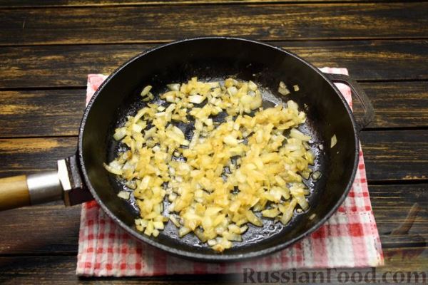 Куриное филе, тушенное с кабачковой икрой и сметаной