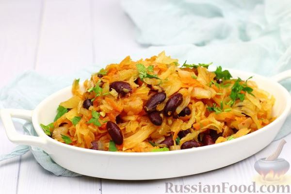 Тушёная капуста с консервированной фасолью