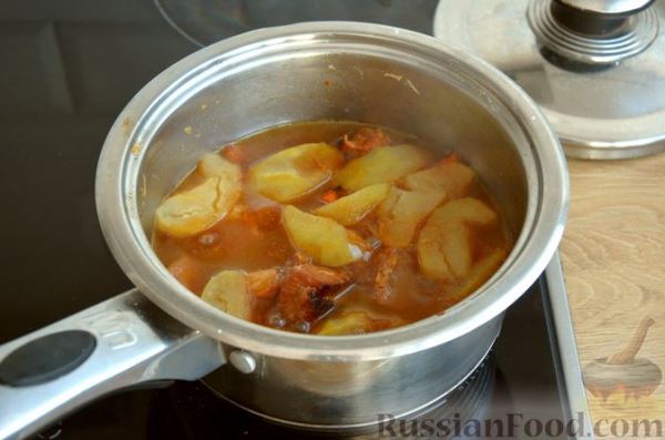 Говядина, тушенная с яблоками