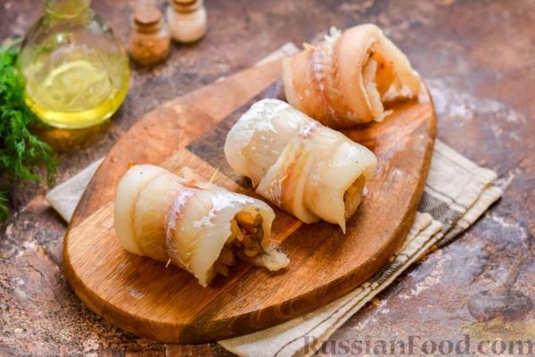 Запечённые рыбные рулетики с грибами и сыром