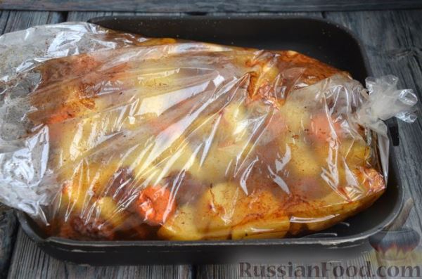 Индейка, запечённая с картошкой, в рукаве