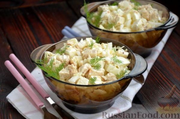 Салат с пекинской капустой, курицей, сыром фета и яичными белками