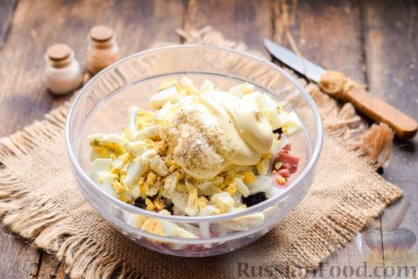 Салат с ветчиной, черносливом, сыром и яйцами