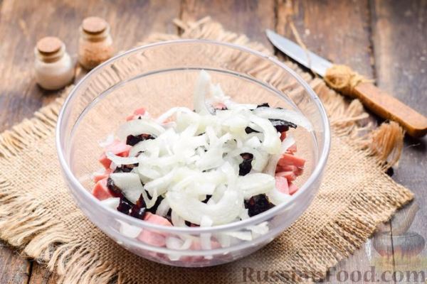 Салат с ветчиной, черносливом, сыром и яйцами