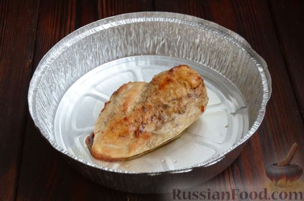 Салат с пекинской капустой, курицей, сыром фета и яичными белками