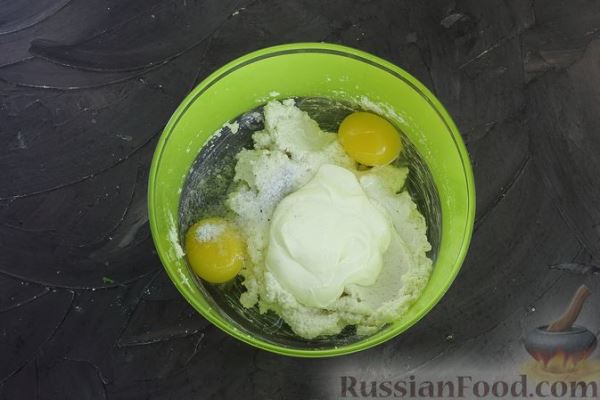 Манник с рыбой, отварными яйцами и майонезно-сметанной заливкой