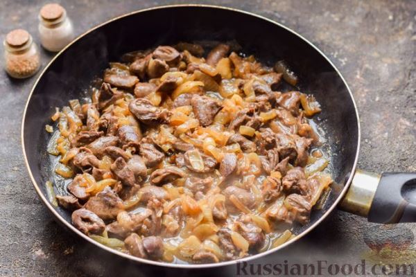 Жареные куриные сердечки с луком