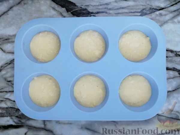 Закусочные маффины с маринованными огурцами, отварными яйцами и сыром