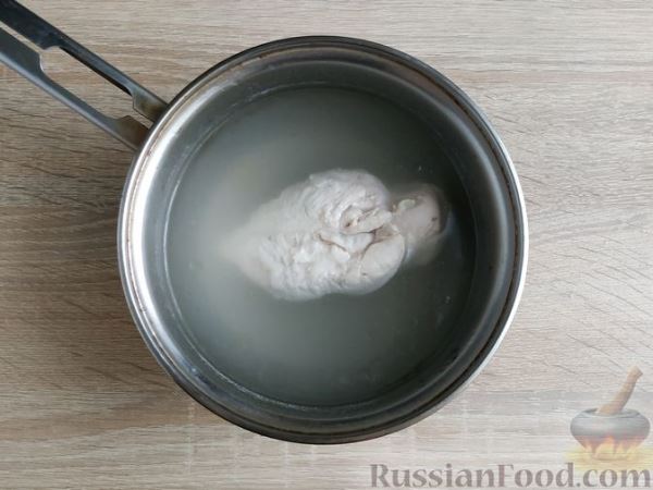 Салат с курицей, кукурузой и яичными блинчиками