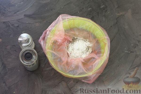 Тушёная картошка с курицей и сельдереем