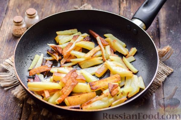 Жареная картошка с грибами и курицей