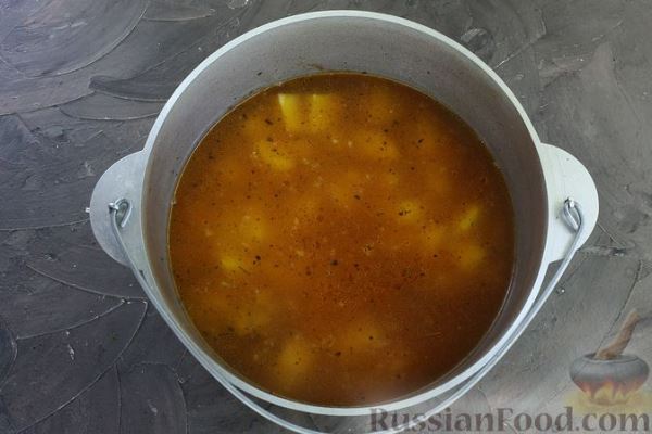 Суп с говядиной, квашеной капустой и картошкой