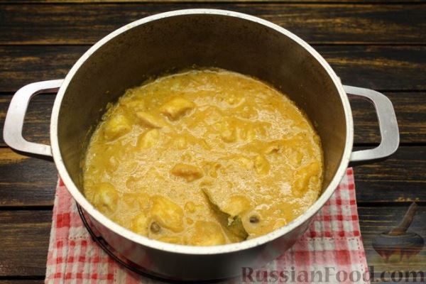 Куриное филе, тушенное с кабачковой икрой и сметаной