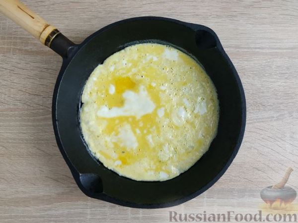 Салат с курицей, кукурузой и яичными блинчиками