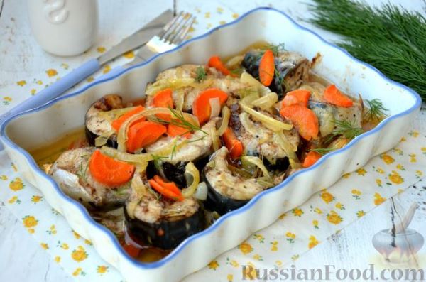 Скумбрия, запечённая с морковью и луком (в рукаве)