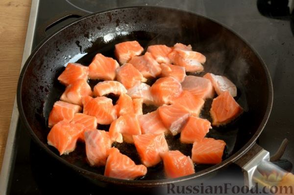 Сёмга, тушенная в томатном соусе с пивом и имбирём