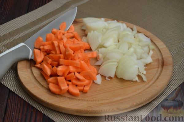 Картошка, тушенная с курицей и консервированной фасолью