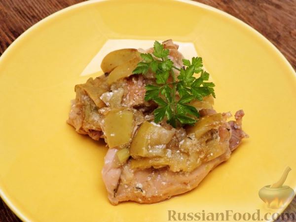 Кролик, тушенный в вине и сливках, с яблоками и сельдереем