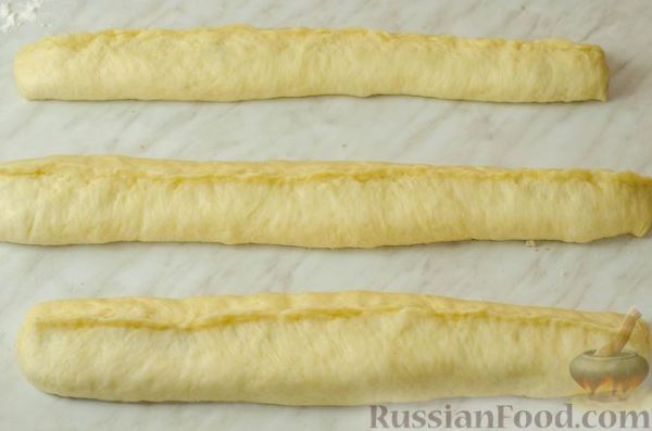 Дрожжевые пирожки-рулетики с мясом и черносливом