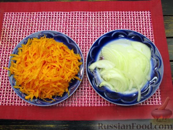Запечённая скумбрия с апельсинами, на овощной подушке