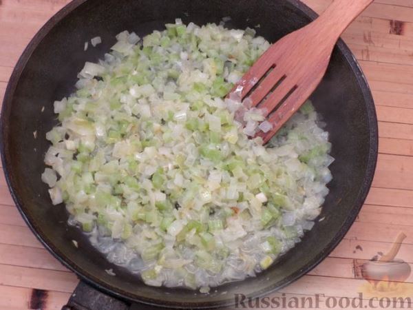 Кролик, тушенный в вине и сливках, с яблоками и сельдереем