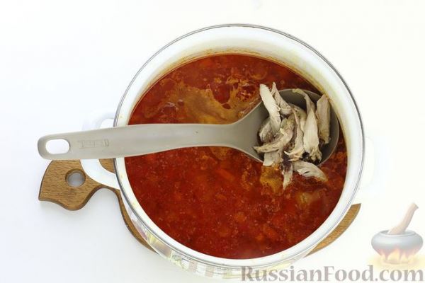 Острый куриный суп с кукурузой, помидорами и соком лайма