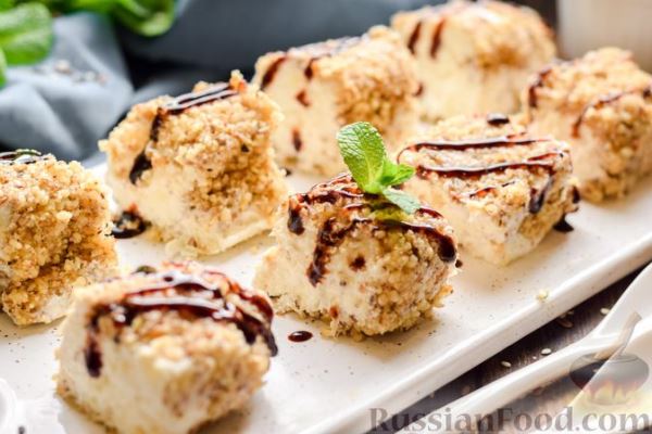 Десерт из сливочного сыра, с ананасами и грецкими орехами