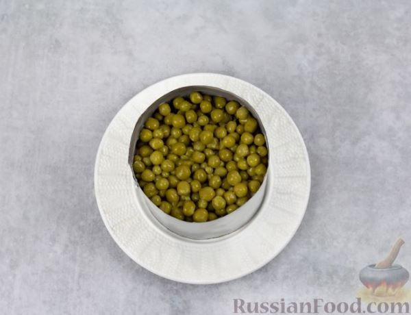 Салат с курицей, черносливом и консервированным зелёным горошком
