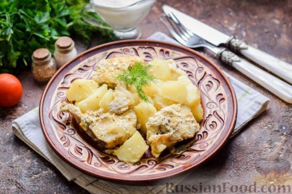 Минтай, тушенный с картошкой в сметане