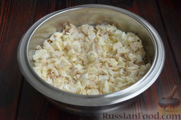 Салат с пекинской капустой, курицей, сыром фета и яичными белками