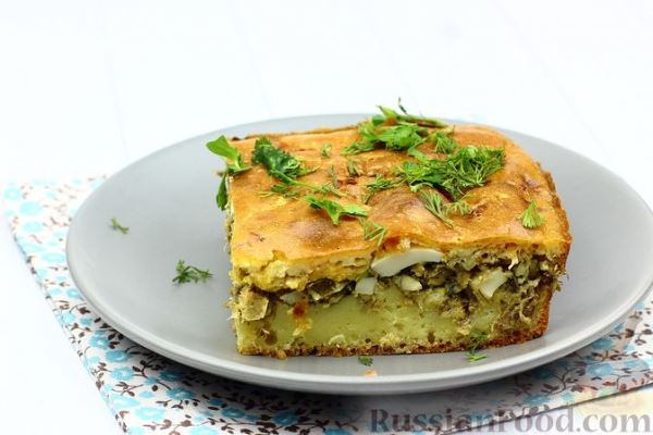 Манник с рыбой, отварными яйцами и майонезно-сметанной заливкой