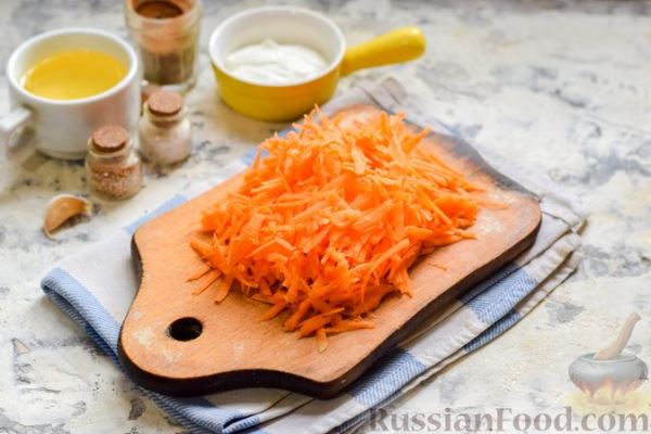 Минтай, запечённый под "шубкой" из крабовых палочек, моркови и сыра