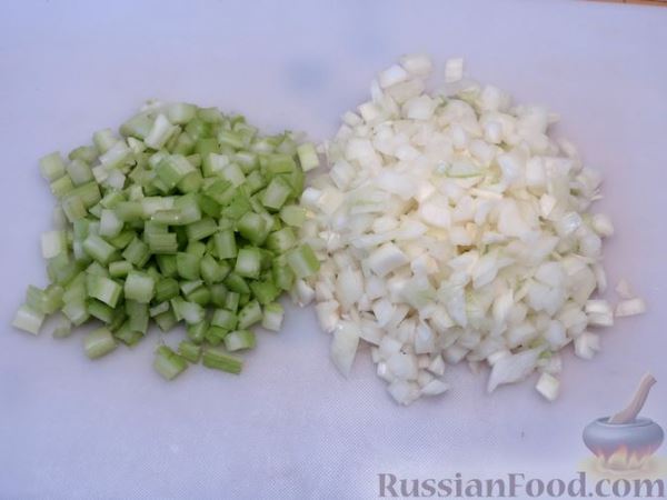 Кролик, тушенный в вине и сливках, с яблоками и сельдереем