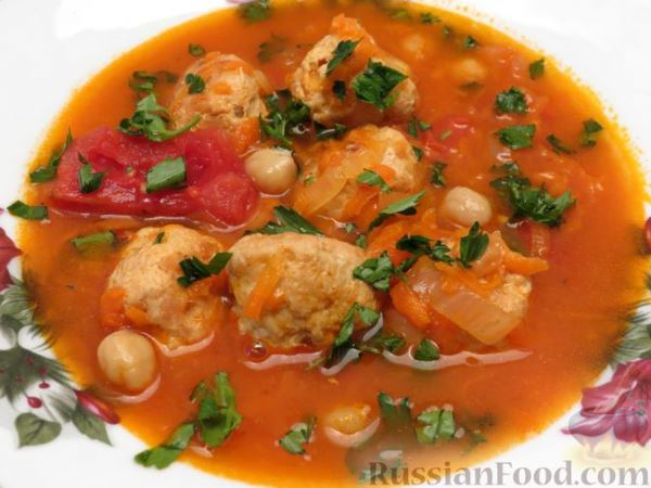 Томатный суп с нутом и мясными фрикадельками