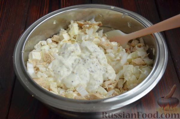 Салат с пекинской капустой, курицей, сыром фета и яичными белками