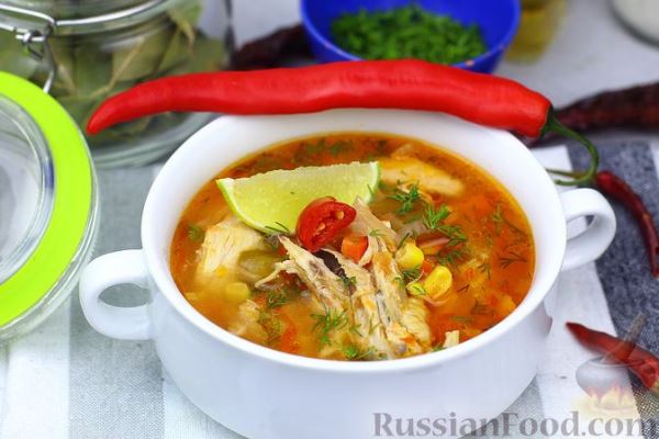 Острый куриный суп с кукурузой, помидорами и соком лайма