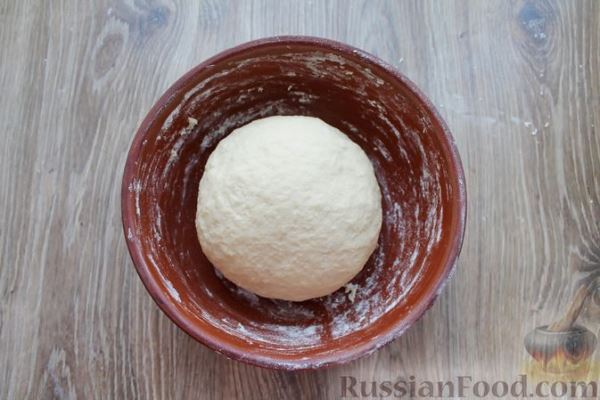 Рулет из дрожжевого теста на сметане, с рассольным сыром