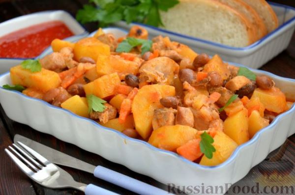 Картошка, тушенная с курицей и консервированной фасолью