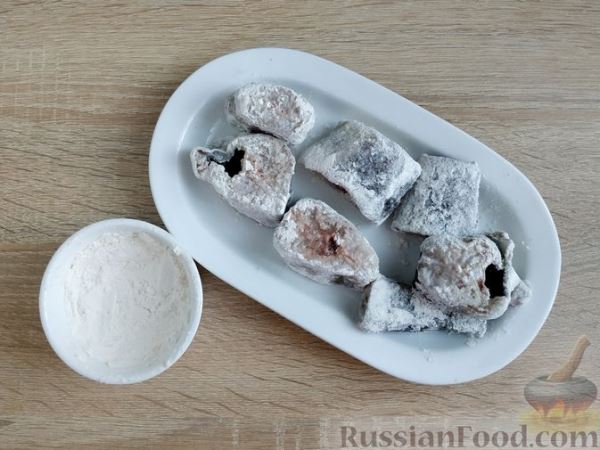 Жареный минтай с луком, в омлете
