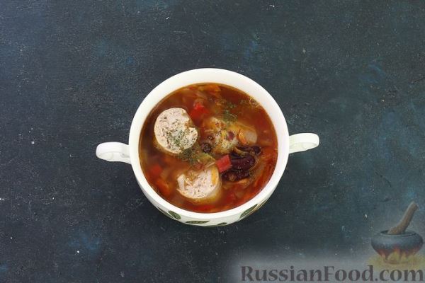 Фасолевый суп с овощами и купатами