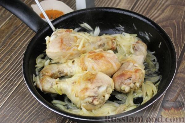 Куриные ножки, тушенные с луком